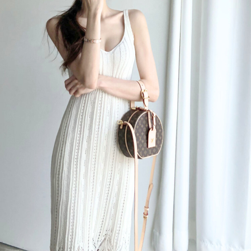 アイボリーカラーで柔らかな印象のVネックニットワンピース