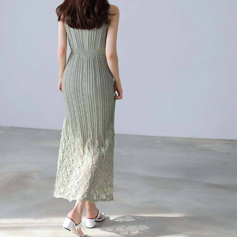 かぎ編みディテールが美しいカーキのニットワンピース後ろ姿