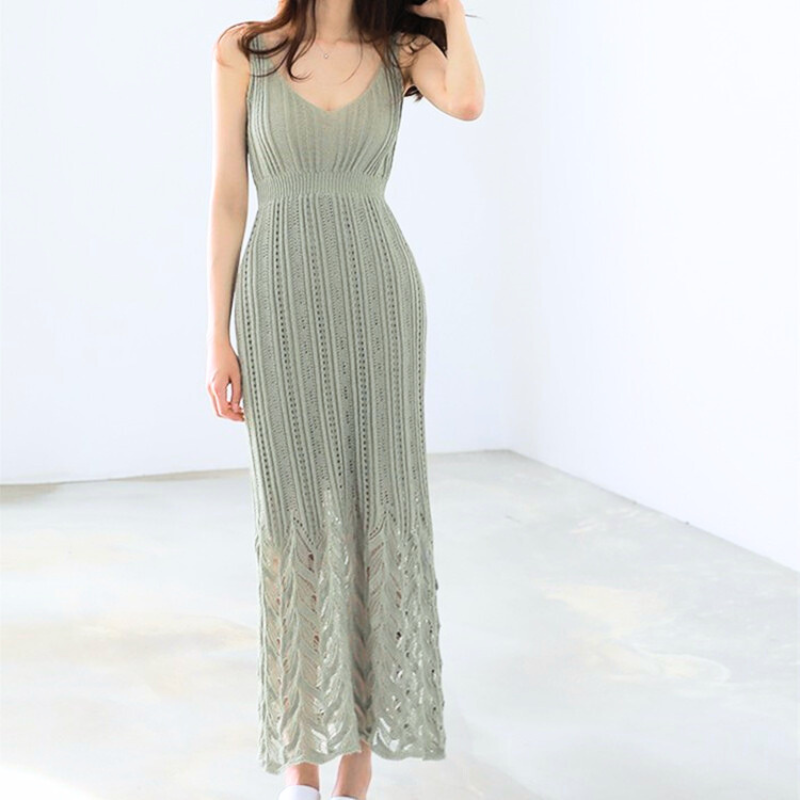 Vネック&かぎ編みニットが上品なカーキのロングワンピース正面全身