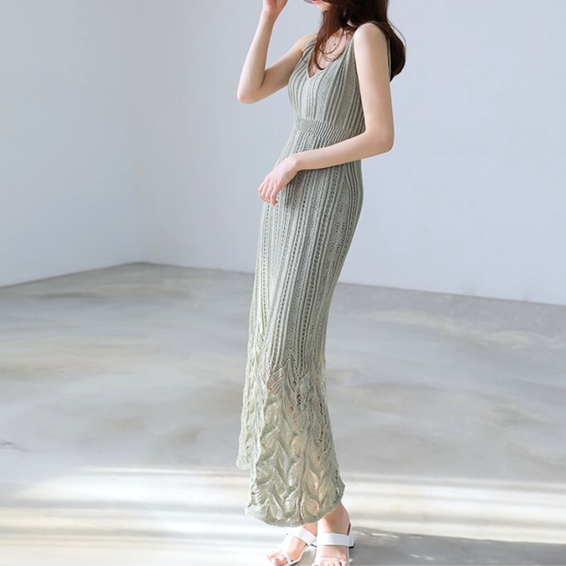 カーキのVネックニットワンピース全身カット、清楚な印象(サイドショット)