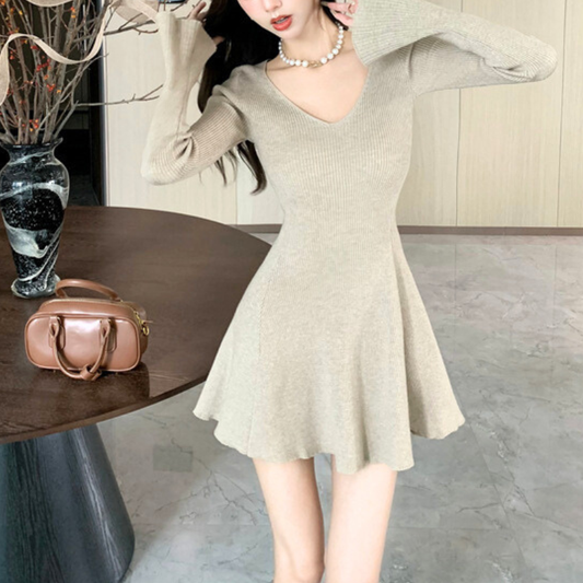ベージュのVネックリブニットミニワンピ着用(全身・正面)