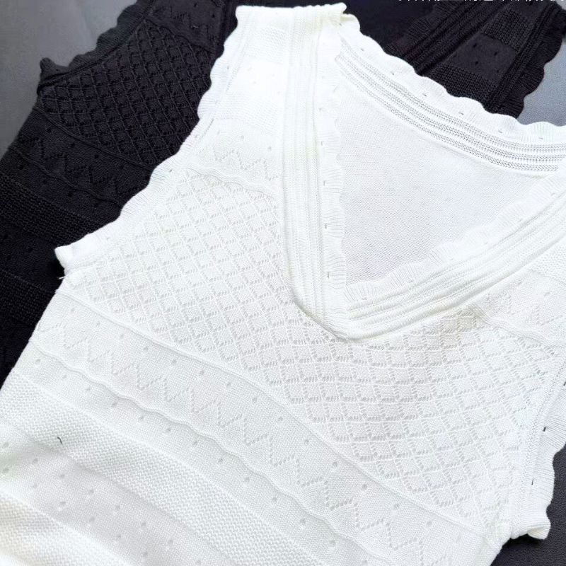 ディテールにこだわったVネック×透かし柄のアップ