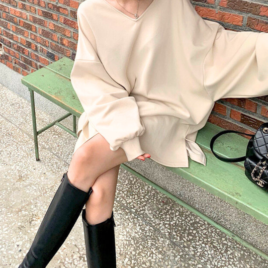 ベージュのVネックスウェットワンピース着用(ベンチ・全身)