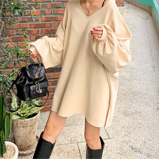 ベージュのスウェットワンピース着用全身(ブーツ合わせ・正面)