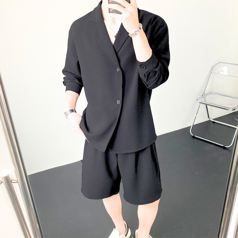 黒のセットアップをシンプルに着こなすミニマルスタイル