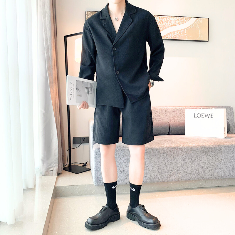 黒セットアップのフロントスタイルを強調したカット