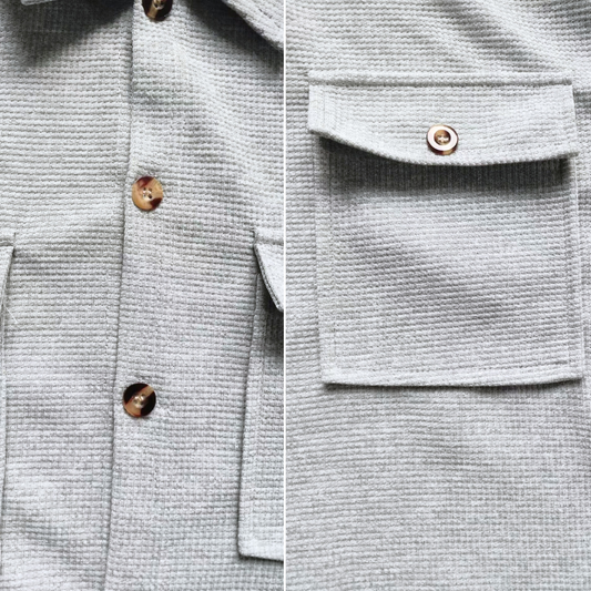 グレーのシャツのディテールアップ、ワッフル織りの凹凸感とボタン