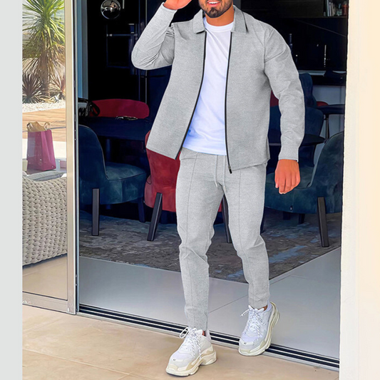 グレーのワッフル調セットアップを着用した男性モデルの全身コーデ