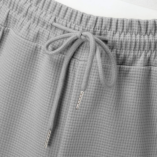 グレーのジョガーパンツ・ウエストのドローストリング部分のアップ