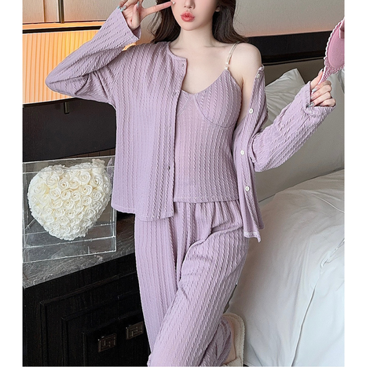 ラベンダーカラーのワッフル生地ルームウェア3点セットを着た女性|30代女性向けおうちデート服