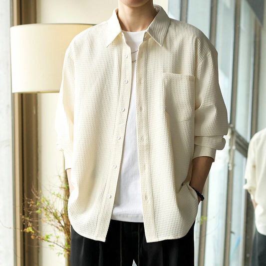 ナチュラルカラーのワッフル風オーバーサイズシャツを着た男性(正面)