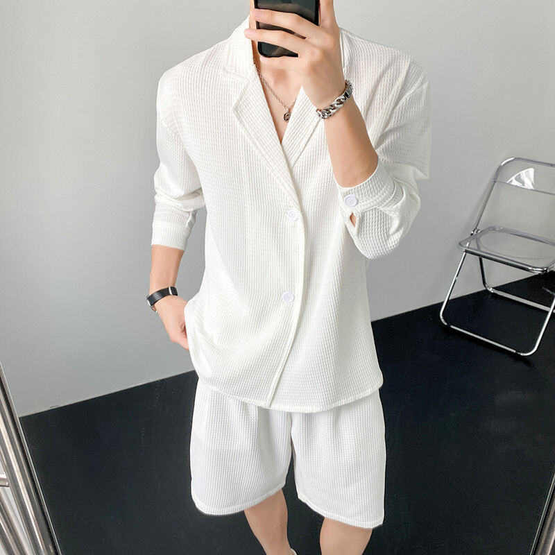 白セットアップのリラックス感あるシーン