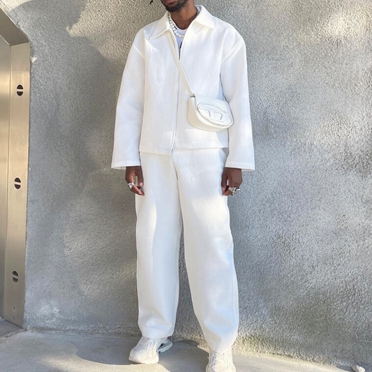 白のワッフル素材セットアップを着た男性の全身コーデ(正面)