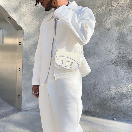 ワッフル素材ブルゾンを着用した横向きシルエット