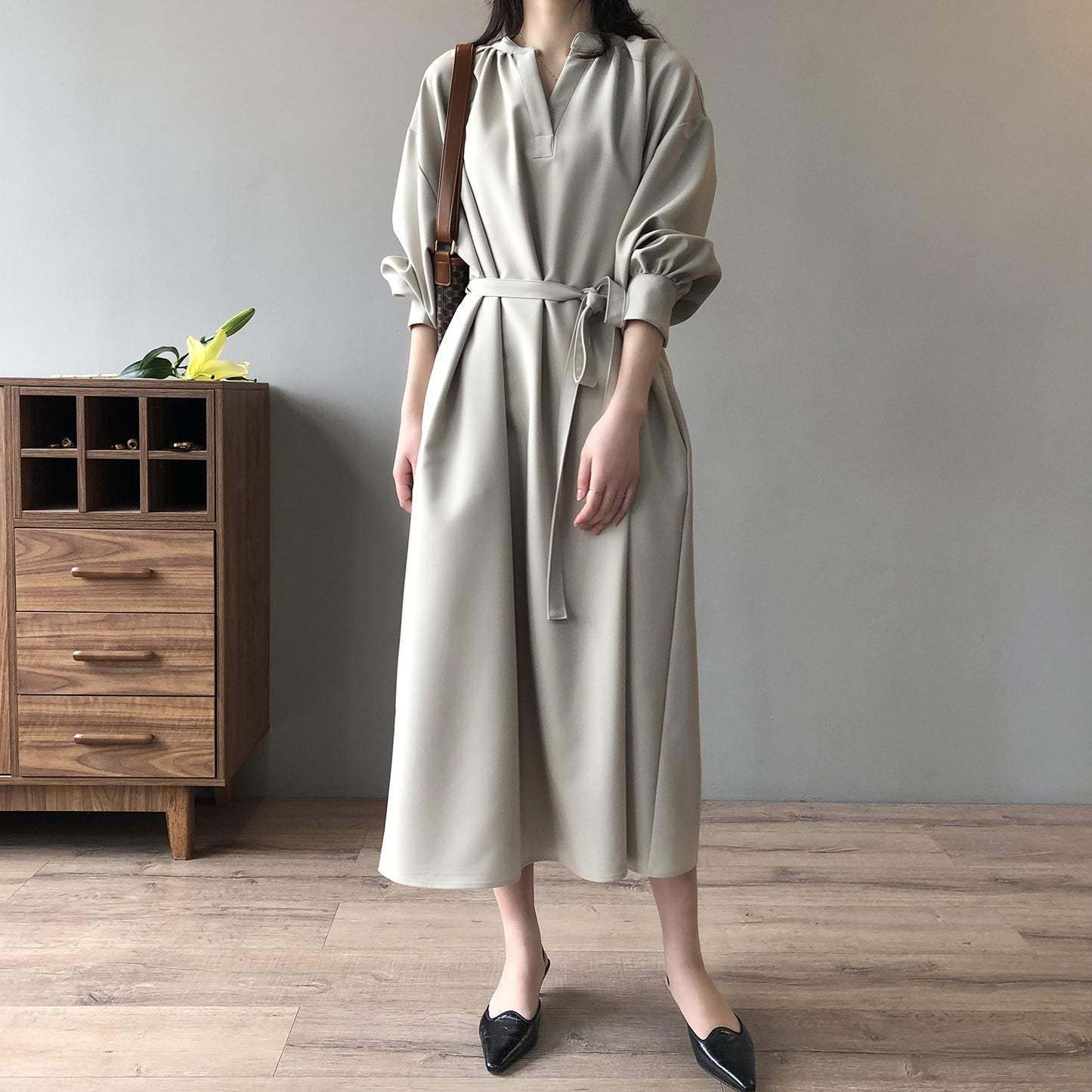 ベージュのリボン付きキーネックフレアワンピースを正面から撮影。ふんわりAラインが上品な印象