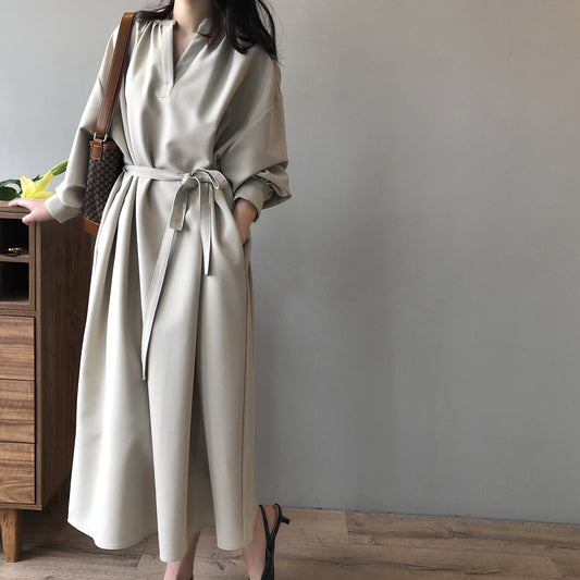 ベージュのワンピースの袖を折り返した状態を撮影。アレンジ次第で季節を問わず活躍