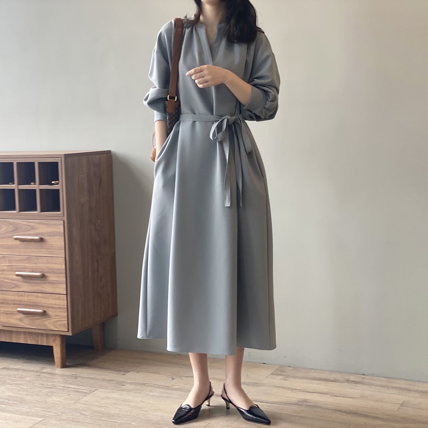 ブルーのリボン付きキーネックフレアワンピースを正面から撮影。落ち着いたカラーが魅力