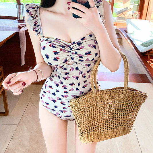 水彩柄水着でかごバッグを持つ女性の正面ショット