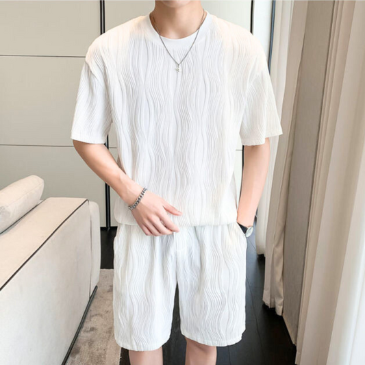 波打つプリーツが目を引くホワイトセットアップ正面