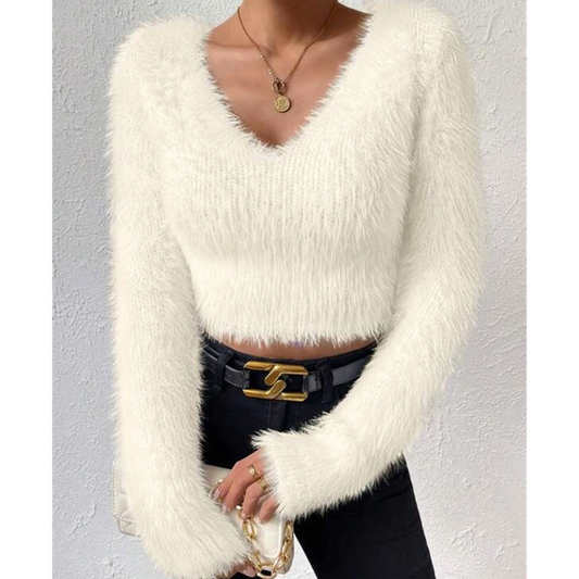 深Vネックで色っぽく着こなせるホワイトニット|クロップド丈で華奢見え効果も