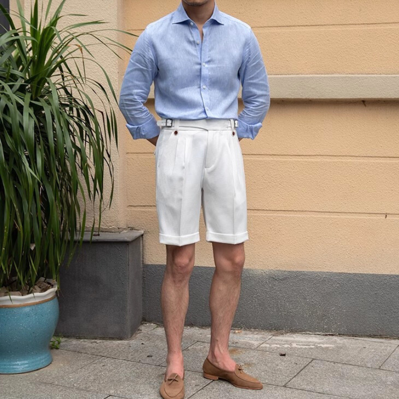 ホワイトショートパンツの全身スタイル(屋外)