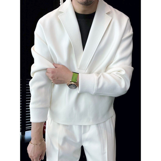 ホワイトのダブルジップセットアップを着用した男性モデル(袖まくり)