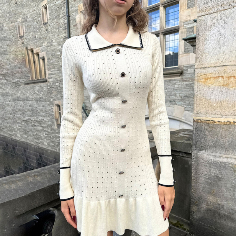 ハイウエスト切り替えが細見えを叶える白ニットワンピ