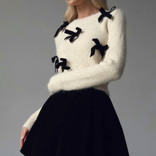 甘すぎず好印象な白ニットトップスと黒ボトムの上品モノトーンコーデ