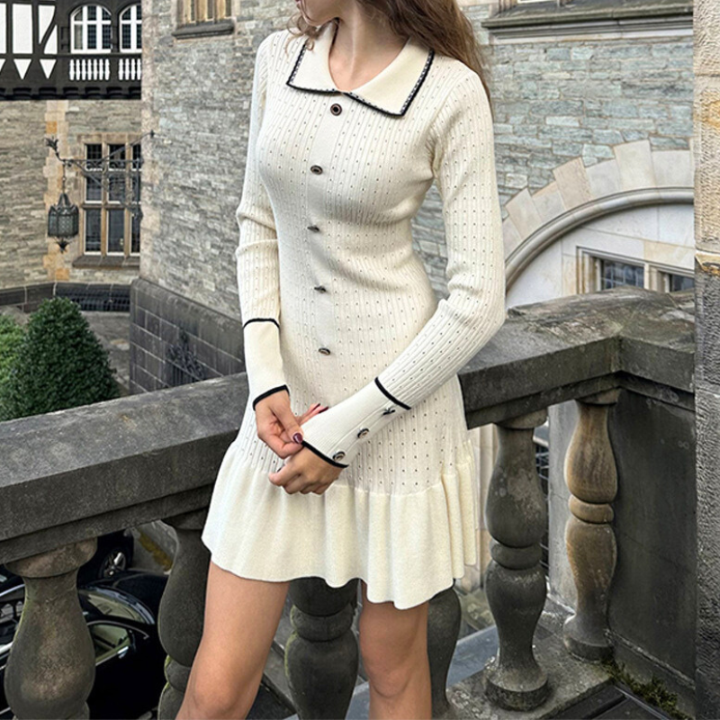 女性らしさ引き立つフレア裾の白ニットワンピでデートにも◎