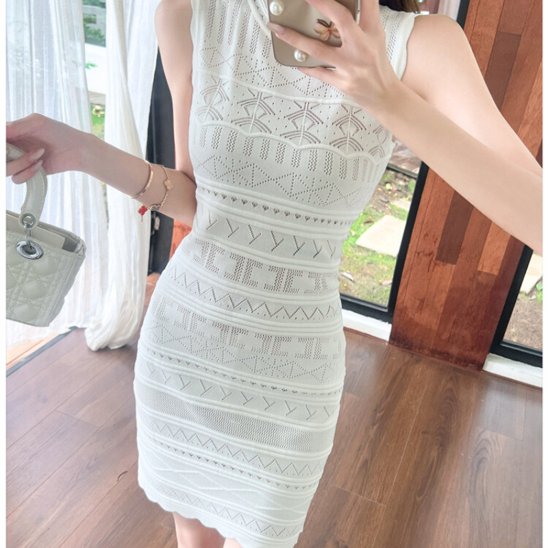 ミラー越しに撮影した白の柄編みショートワンピース