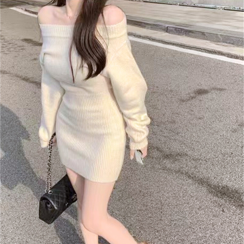 横から見たシルエットでくびれラインが際立つニットワンピース。