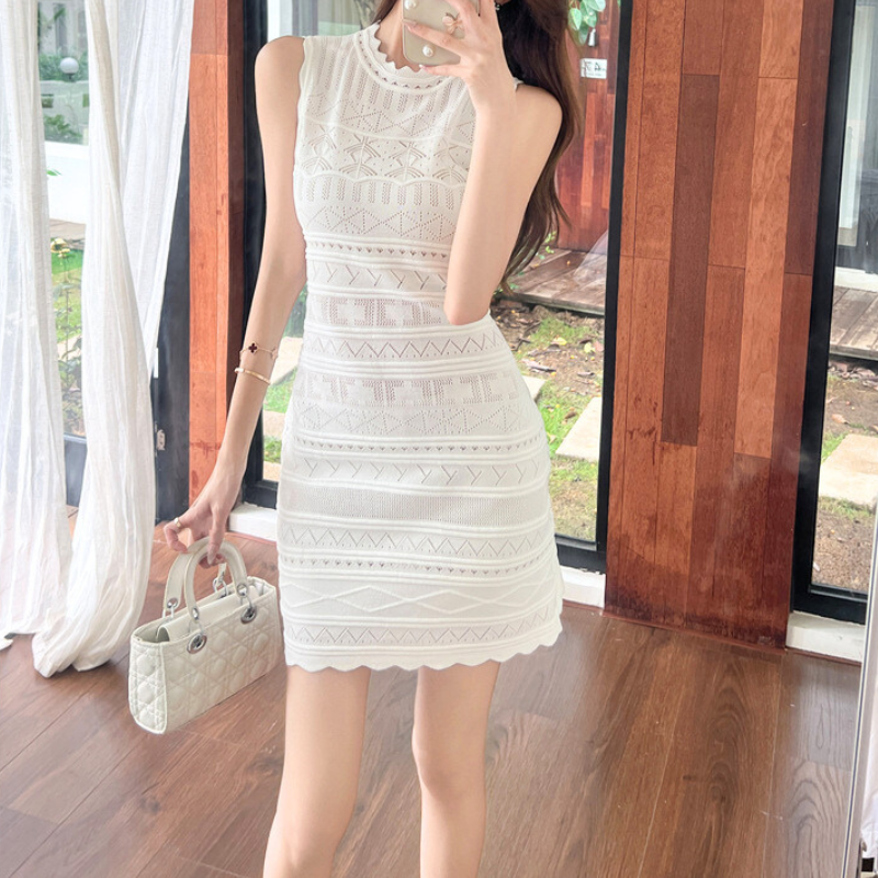 窓辺で揺れるカーテンと白の柄編みタイトワンピース