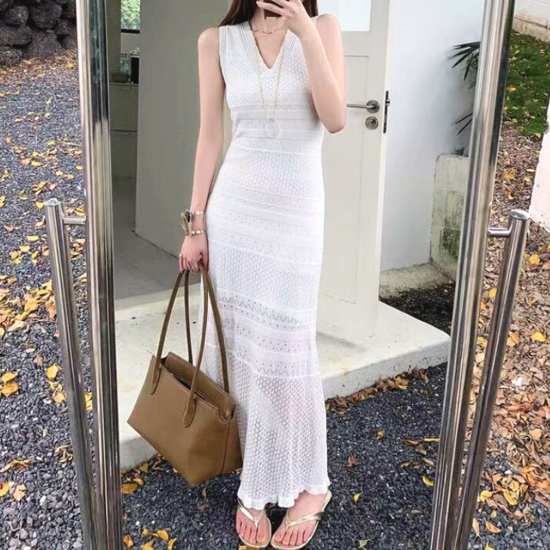 落ち着いたトーンの室内でシンプルに着こなした白ワンピース