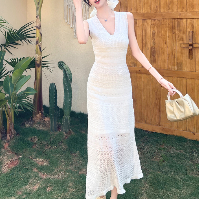 白壁と落ち葉道で魅せる涼感ニットワンピース