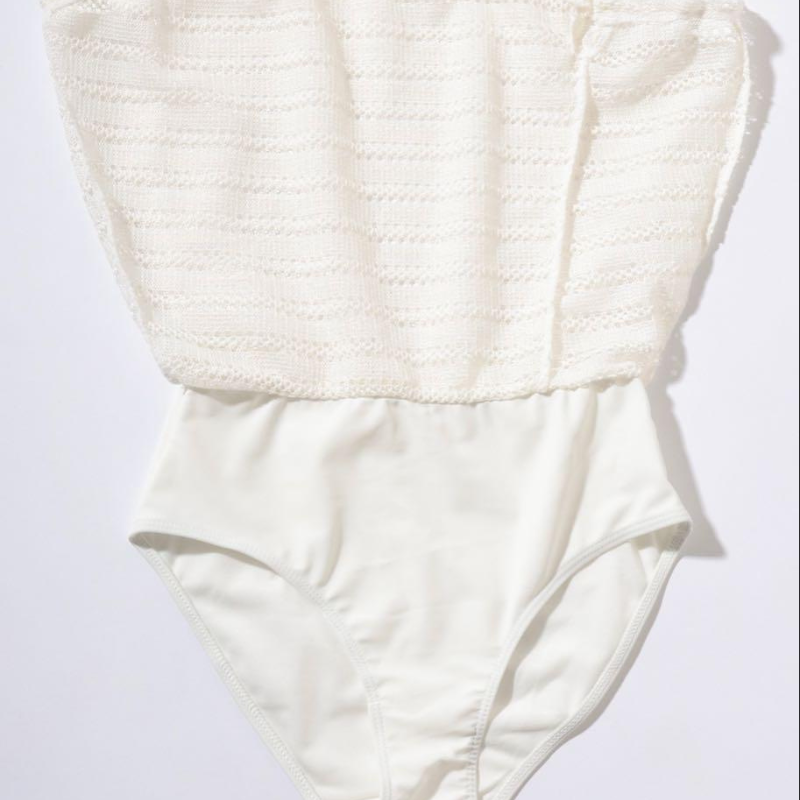 柔らかい裏地付きの白透かしレースドッキングビキニ素材感