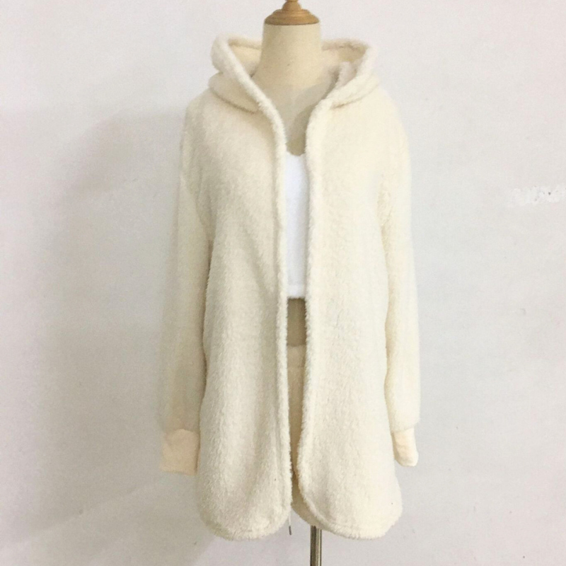 もこもこ素材のホワイトロングカーディガン単体のディスプレイ写真|冷え対策にも◎
