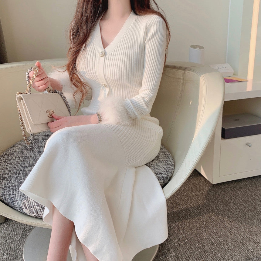 座って足を組むホワイトワンピースの女性(エレガントな雰囲気)