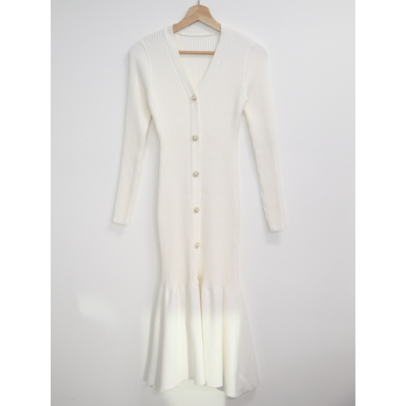 クローゼットに掛けられたホワイトワンピース(ディテール)