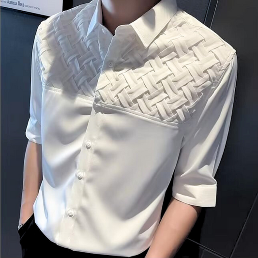 立体パネルデザインのホワイトシャツを着た男性の正面ショット|清潔感と存在感を両立