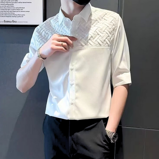 立体パネルデザインのホワイトシャツを着た男性が腕時計を見ている正面ショット