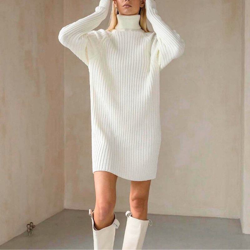 ホワイトのタートルニットワンピで清楚な大人コーデ