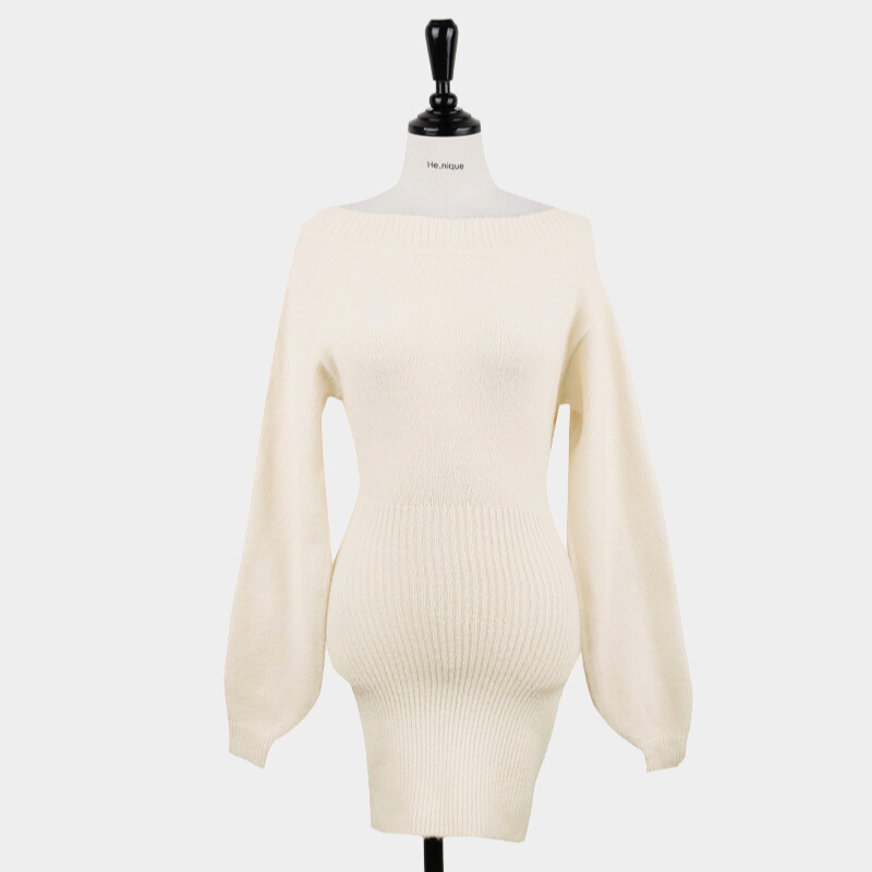 マネキン着用の白ニットワンピ。フィット感やリブ編みが見やすい1枚。