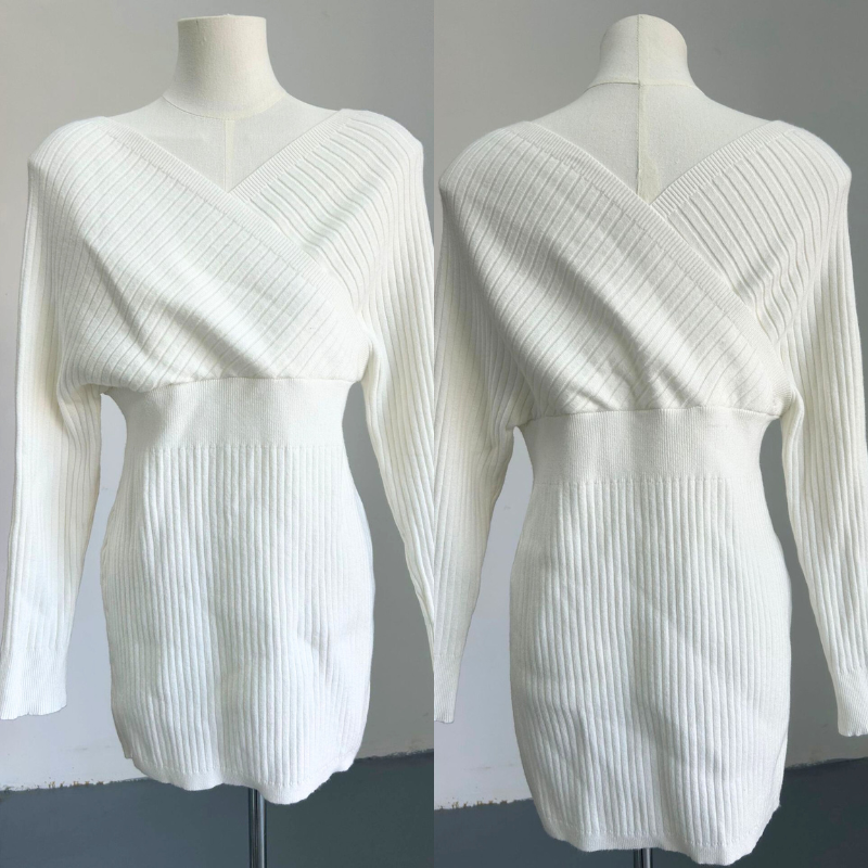 ホワイトカラーのリブニットミニワンピース。春秋冬の好印象ファッションにぴったりの上品デザイン。