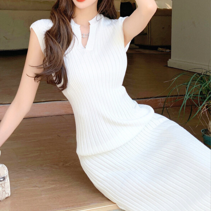 白のリブニットスリットワンピース座りポーズ(室内)