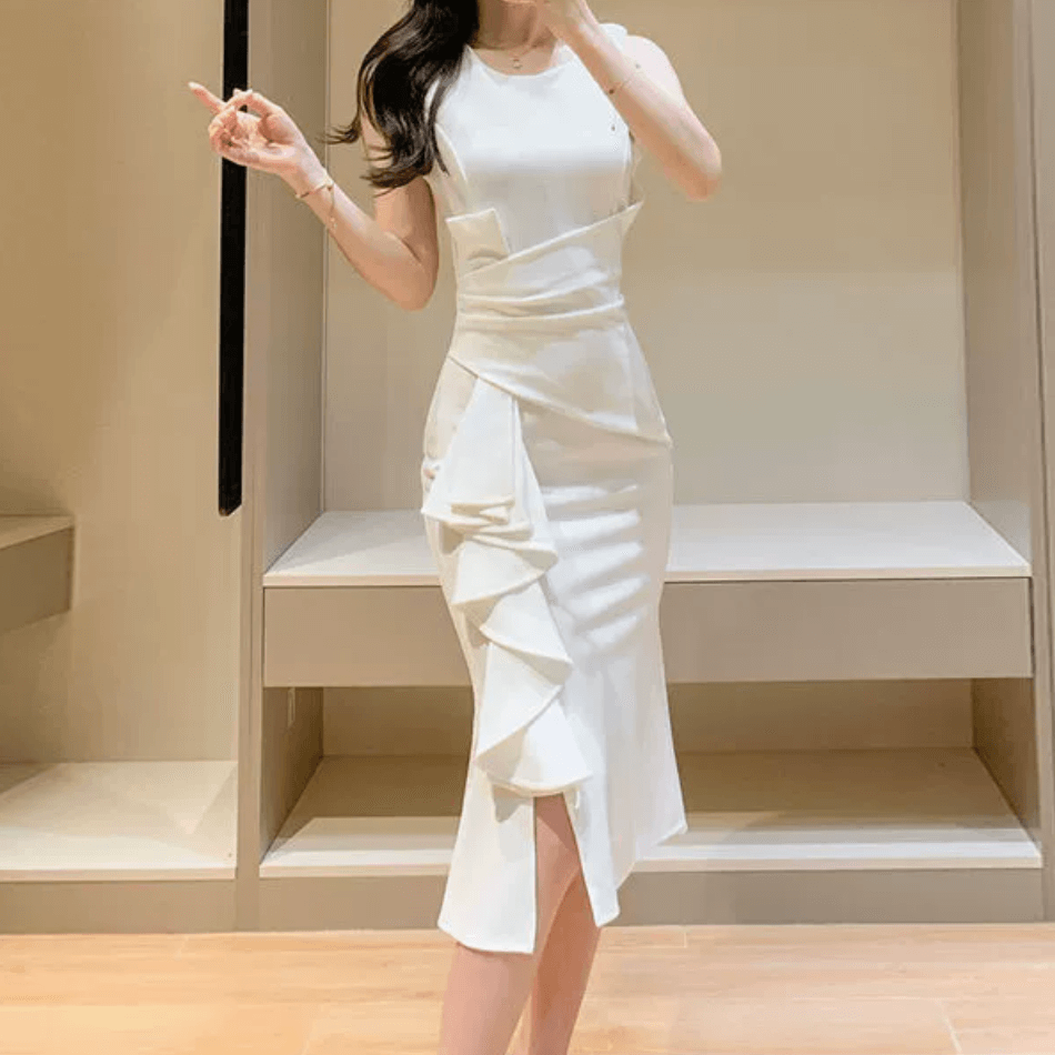 ホワイトのラッフルドレスを着た女性(正面)