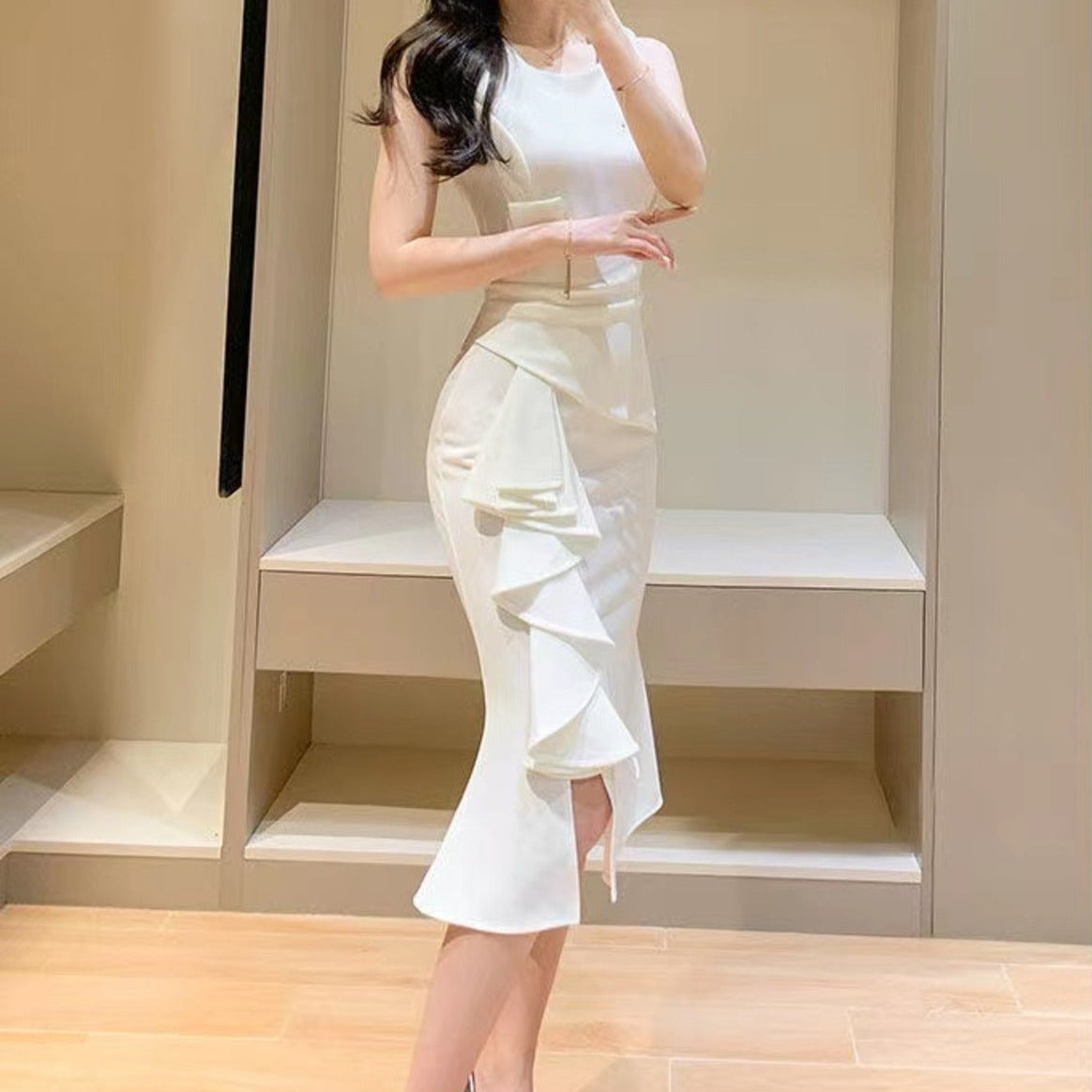 ホワイトのラッフルドレスを着た女性(サイド)