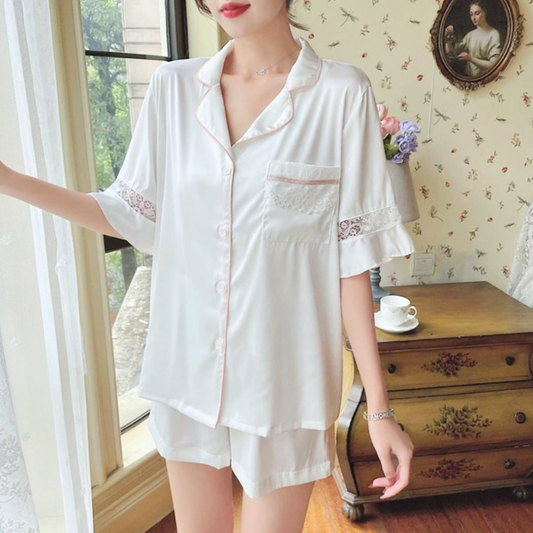 柔らかな光に映えるホワイトサテンのパジャマで彼ウケ抜群のお泊まりスタイル