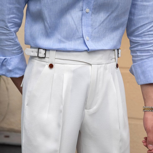 シワと陰影が映える白パンツ素材