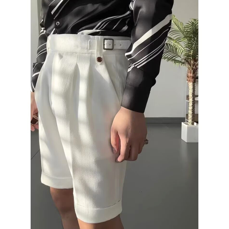 光の入る屋内で着たホワイトショートパンツ
