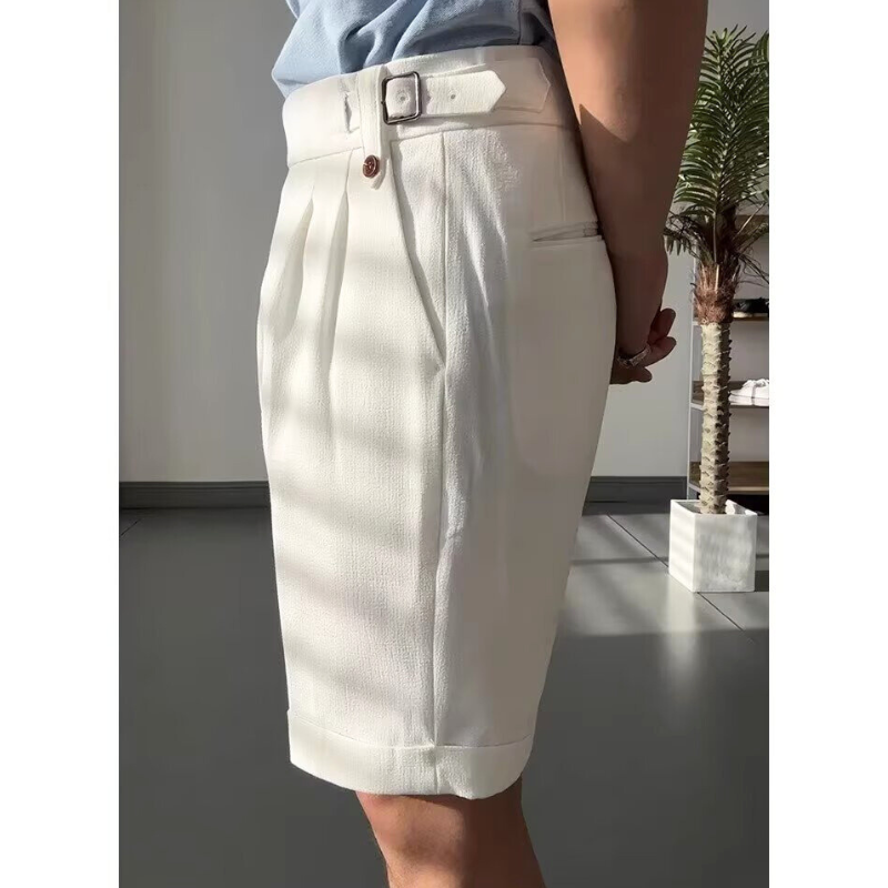 サイドから見たバックル付き白ショートパンツ